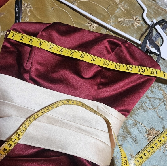 Elegant Strapless Burgundy Dress. Long Cream Sash. Crinoline Underneath. Size 4. - Picture 8 of 9